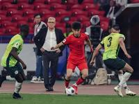 球队连败引发危机，主教练面临压力