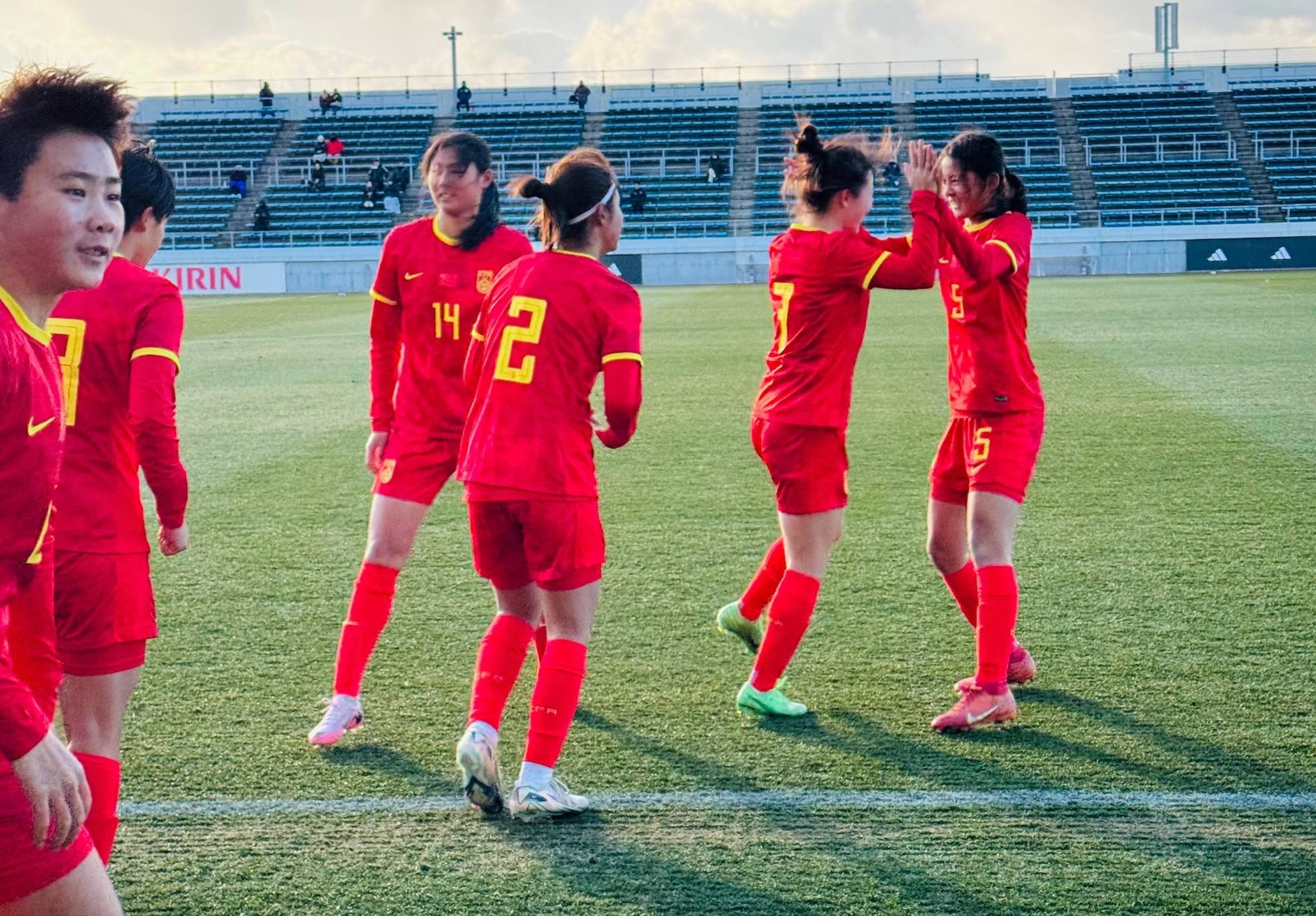 中国女足表现出色，在比赛中占据优势