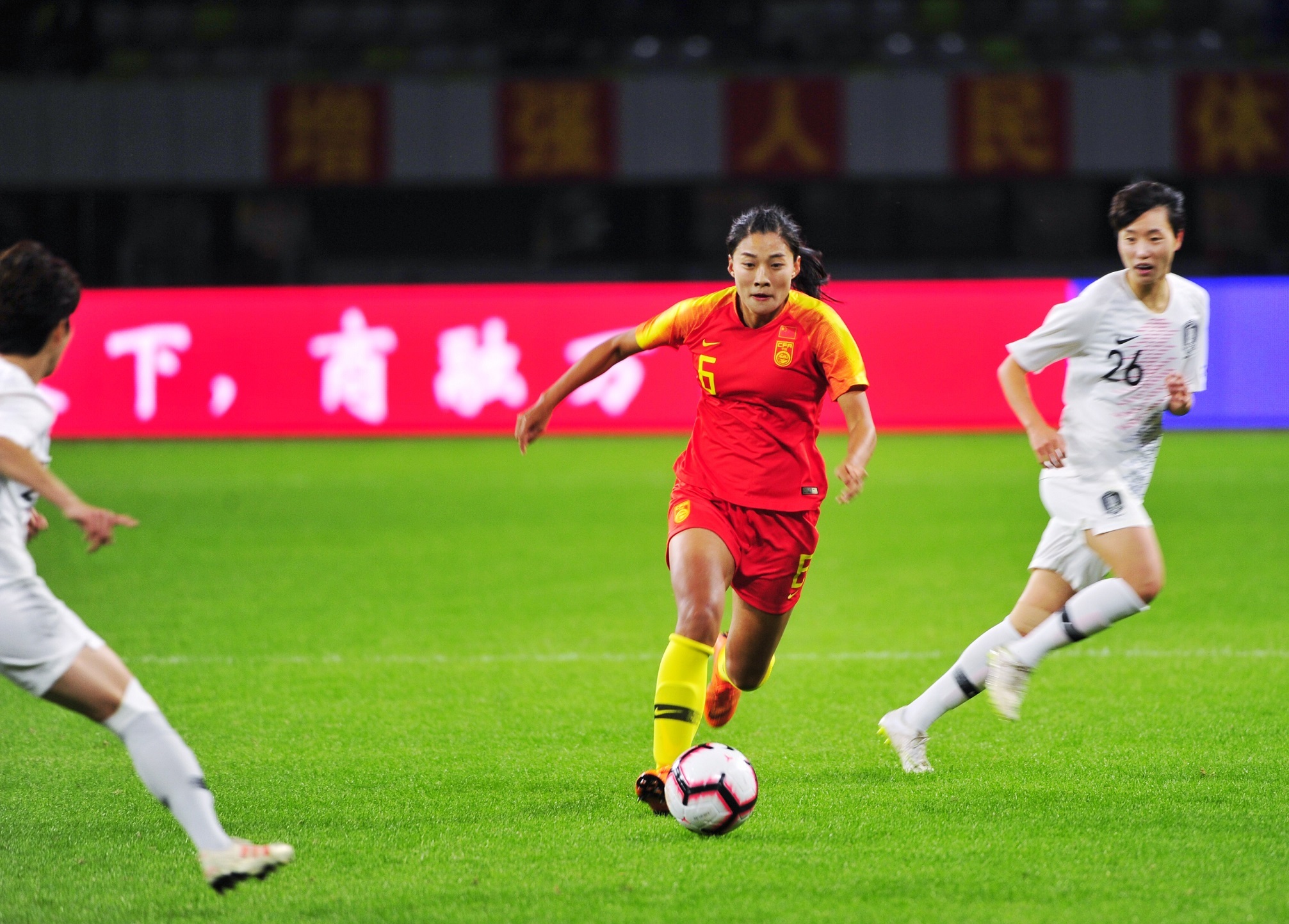 中国女足表现出色，在比赛中占据优势