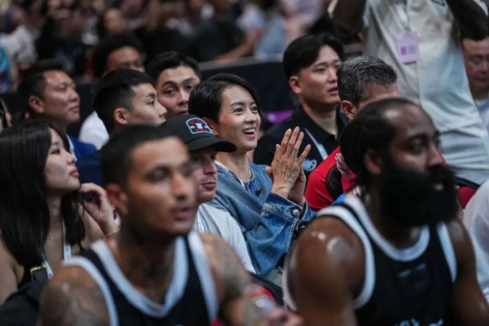 关于NBA现役球星参加公益慈善活动，展现爱心的信息