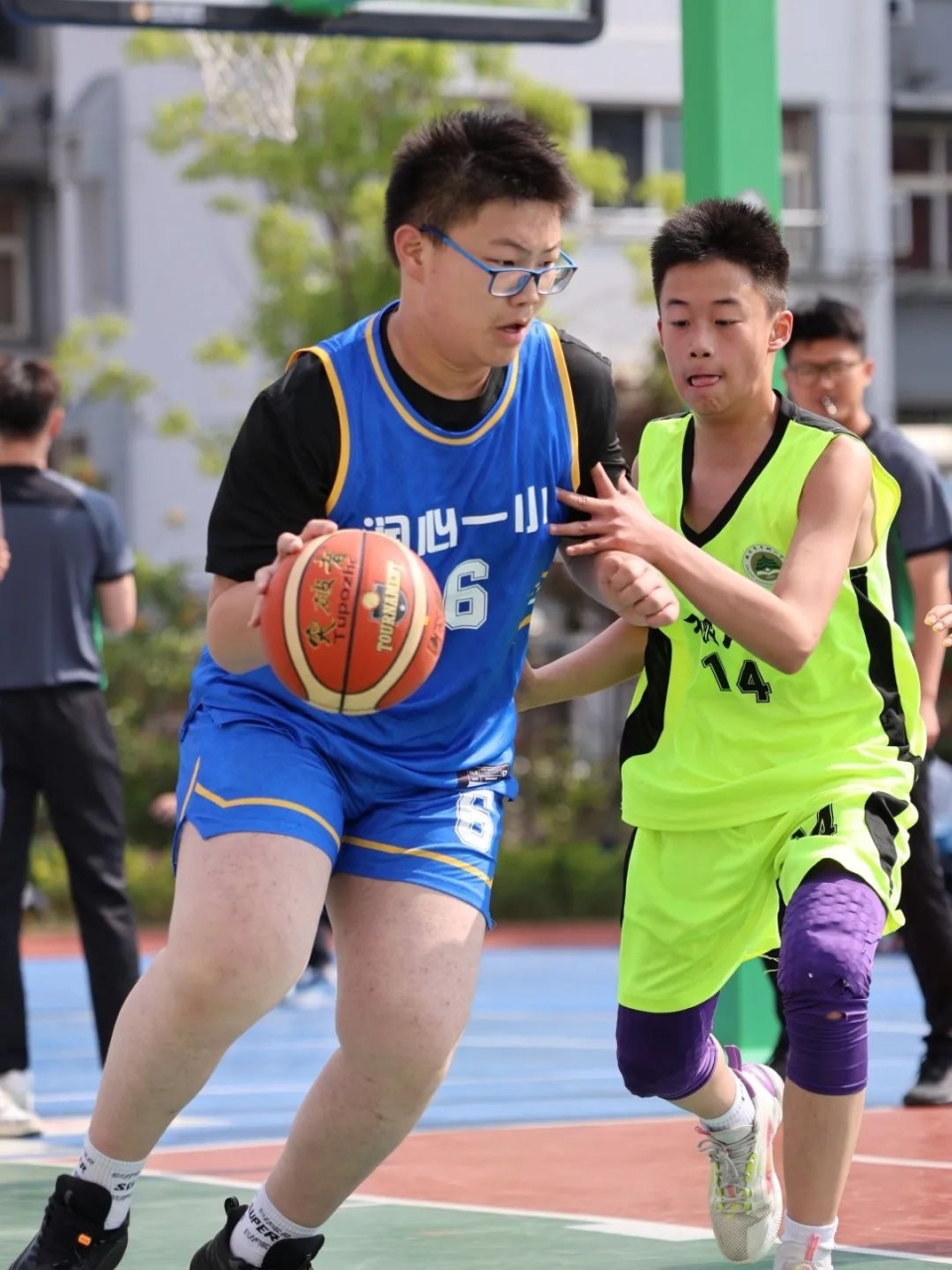 包含精彩篮球比赛中高难度技术娴熟的词条