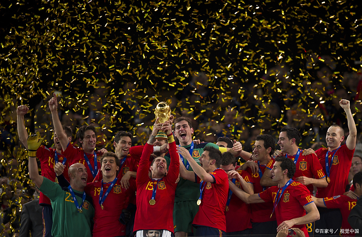 西班牙运动员在篮球赛中获得胜利 西班牙运动员在篮球赛中获得胜利