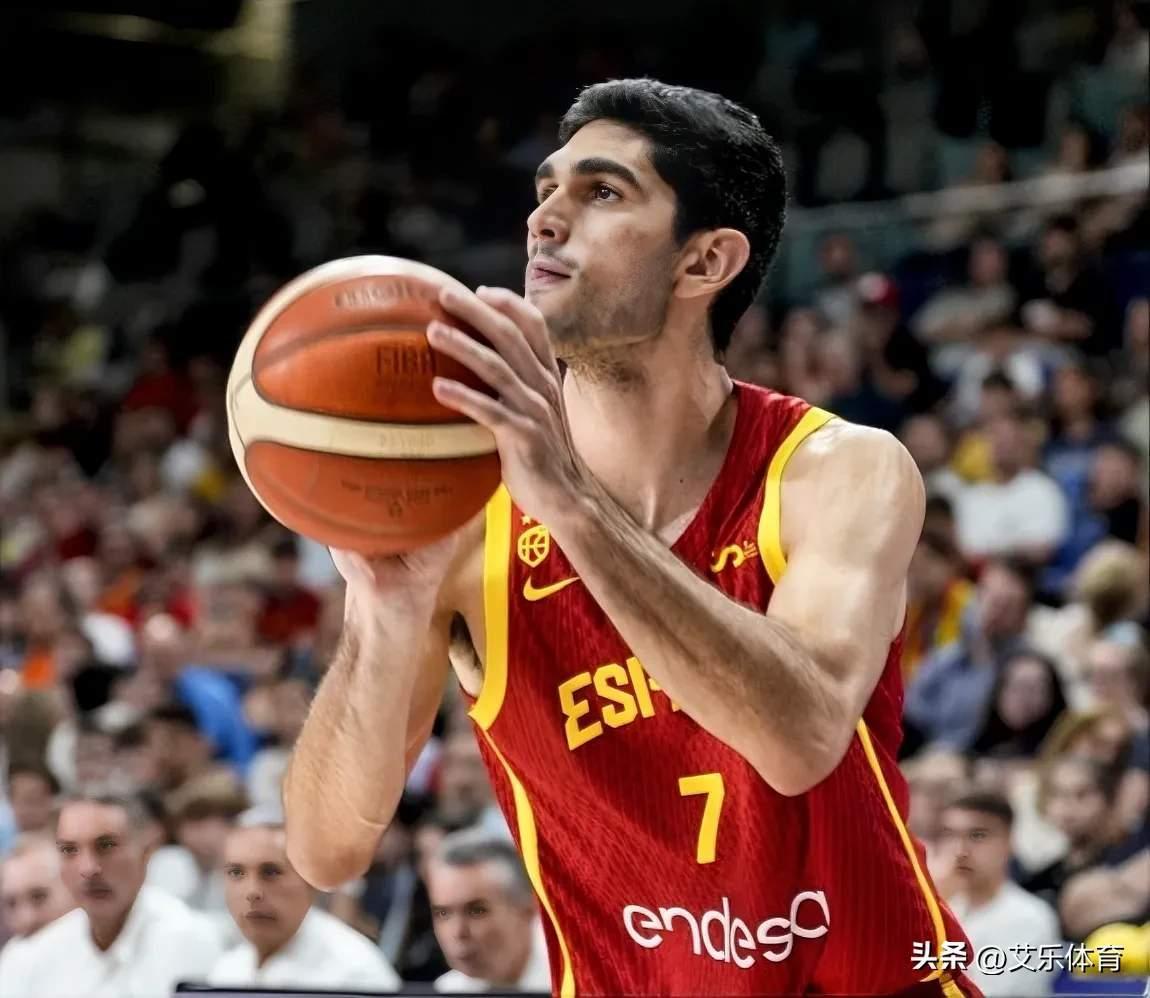 西班牙运动员在篮球赛中获得胜利 西班牙运动员在篮球赛中获得胜利