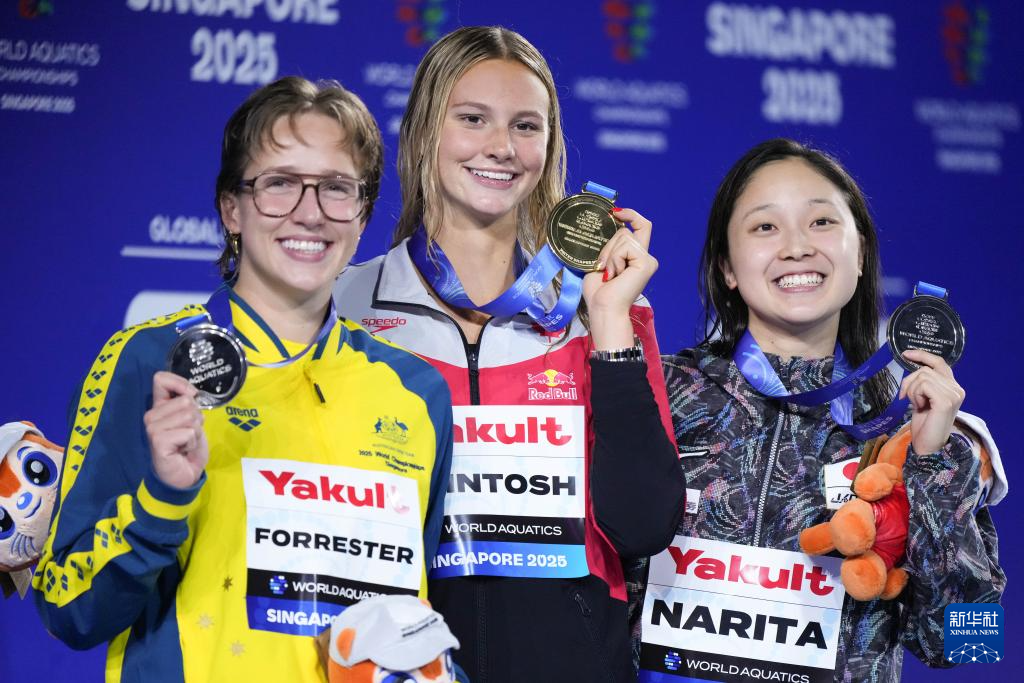 日本选手击败对手,获得游泳比赛冠军 日本选手击败对手,获得游泳比赛冠军